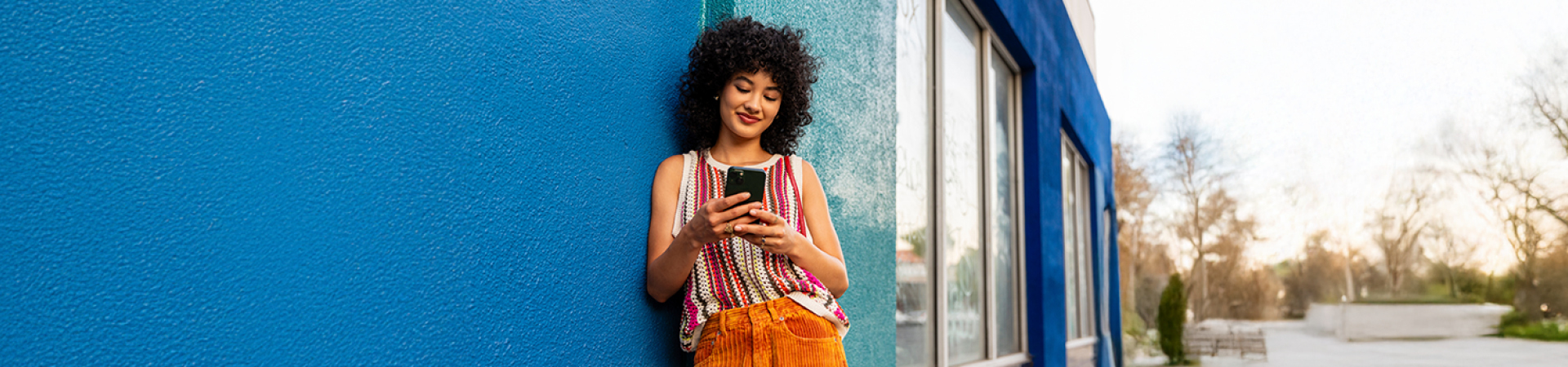 Zertifizierter GS1 Online Category Manager® Frau am Handy